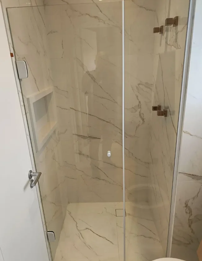 Box de vidro para banheiro com segurança, elegância e acabamento moderno