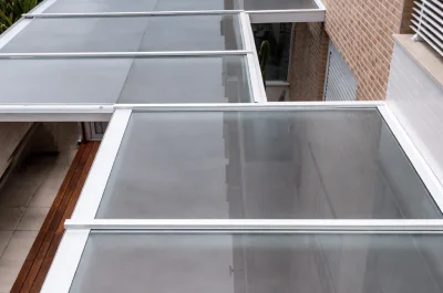 Cobertura de vidro retrátil com design moderno para área externa