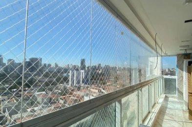 Aplicação de soluções em vidro de alto padrão em ambiente moderno