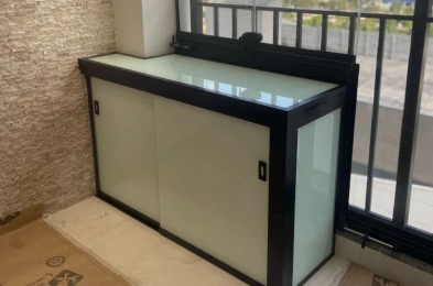 Projeto em vidro com acabamento refinado e estética sofisticada